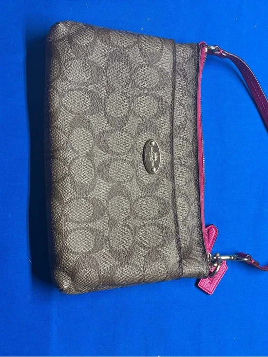 Coach
Wristlet - Picture 3 of 7